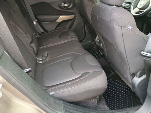 Used 2017 Jeep Cherokee Latitude w/ Safety/Convenience Group image 19