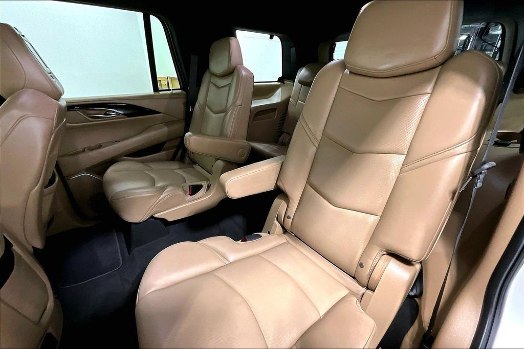 Used 2018 Cadillac Escalade Platinum AWD/4WD image 32