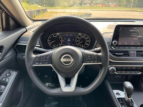 Used 2025 Nissan Altima 2.5 SV FWD image 30