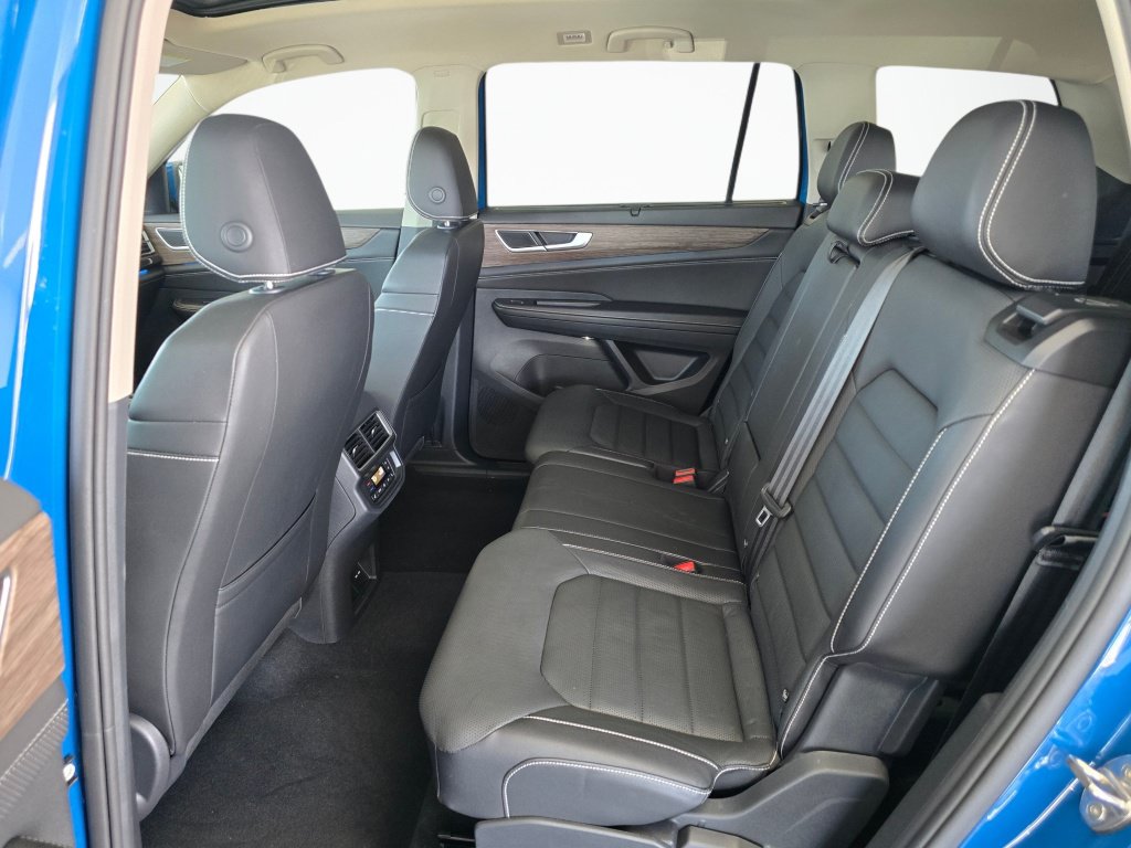 Used 2025 Volkswagen Atlas SEL AWD/4WD image 35