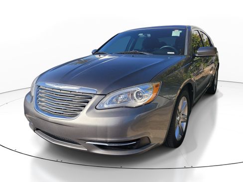 Used 2013 Chrysler 200 Touring FWD image 3