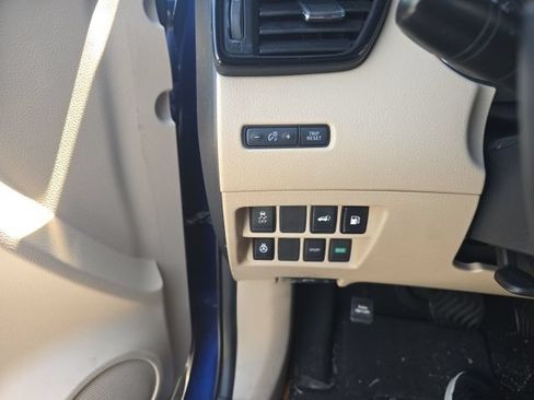 Used 2018 Nissan Rogue SV w/ Premium Package FWD image 12