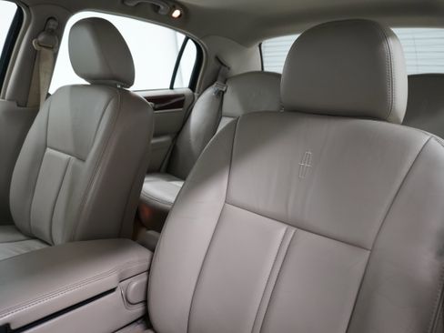 Used 2005 Lincoln Town Car Signature Limited image 10