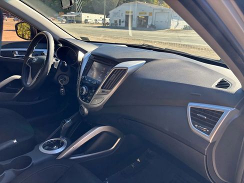 Used 2015 Hyundai Veloster image 16