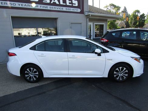 Used 2021 Toyota Corolla LE FWD image 2