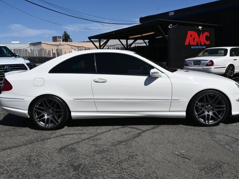 Used 2009 Mercedes-Benz CLK 550 Coupe image 3
