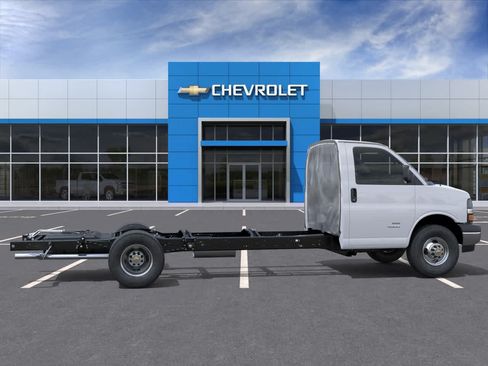New 2025 Chevrolet Express 4500 w/ Power Convenience Package RWD image 5