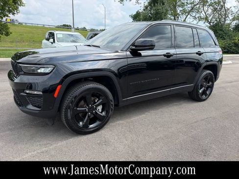 Used 2025 Jeep Grand Cherokee Limited w/ Luxury Tech Group II AWD/4WD image 9