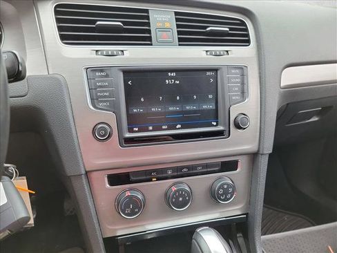 Used 2017 Volkswagen Golf SportWagen FWD image 21