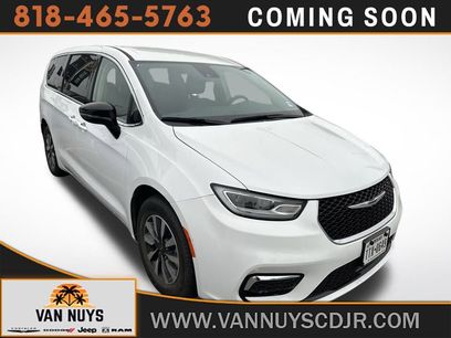 Used 2024 Chrysler Pacifica Select