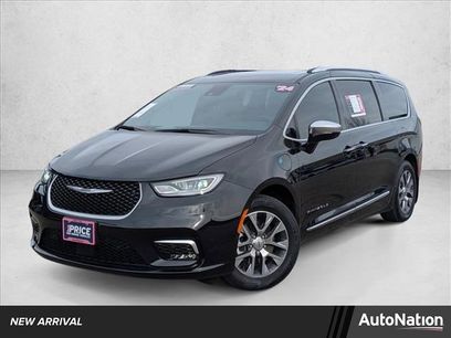 Used 2023 Chrysler Pacifica Pinnacle