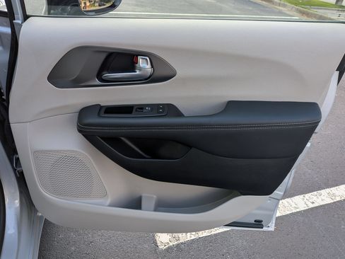 Used 2024 Chrysler Pacifica Touring-L FWD image 33