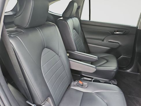 Used 2023 Toyota Highlander XLE FWD image 39