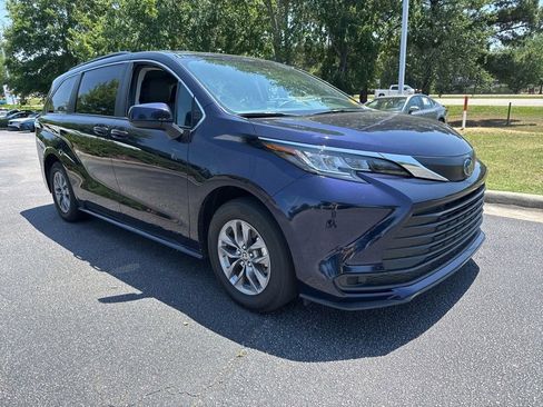 Used 2023 Toyota Sienna LE FWD image 7