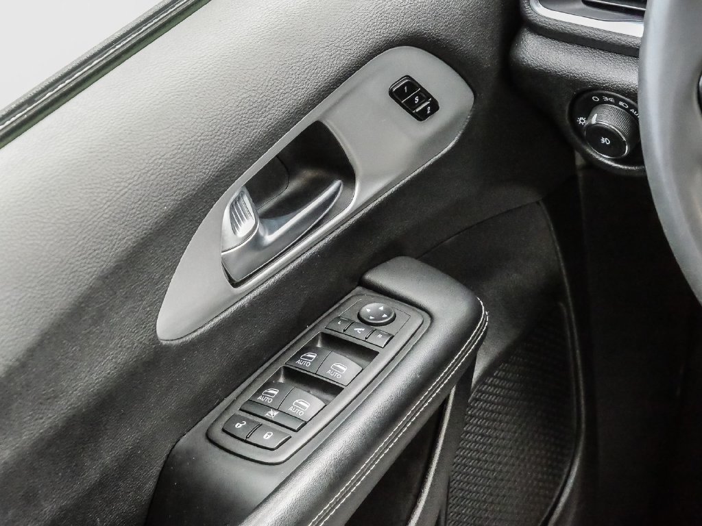 Used 2025 Chrysler Pacifica Limited FWD image 33