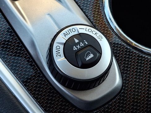Used 2020 Nissan Pathfinder SL AWD/4WD image 28