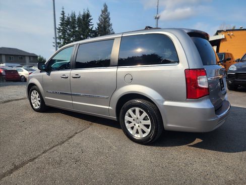 Used 2014 Chrysler Town & Country Touring image 8
