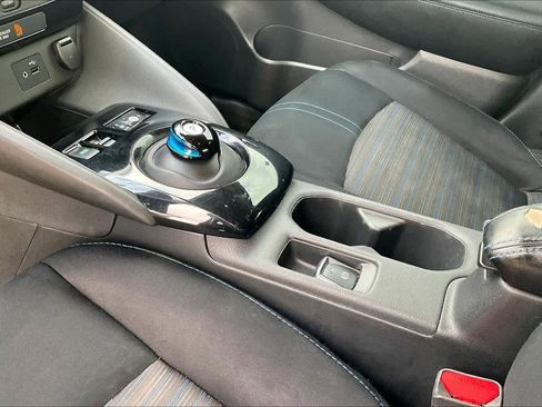 Used 2018 Nissan Leaf SV w/ SV Technology Package image 16