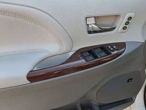 Used 2014 Toyota Sienna Limited image 12