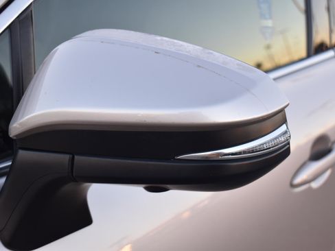 Used 2021 Toyota Venza Limited image 5