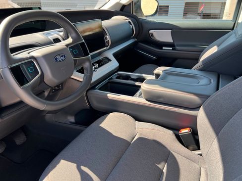 Used 2025 Ford Expedition Active AWD/4WD image 16