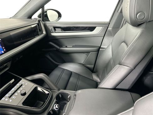 Certified 2025 Porsche Cayenne S AWD/4WD image 30