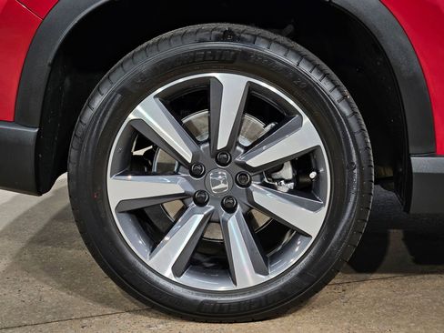 Used 2025 Honda Pilot Touring image 17