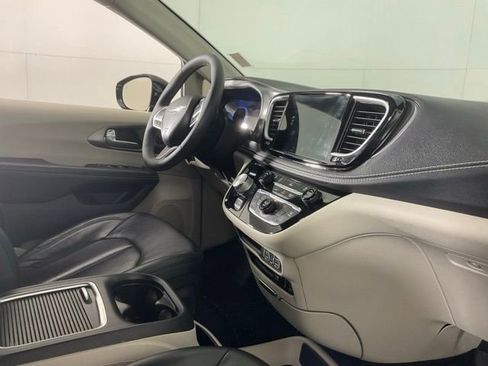 Used 2022 Chrysler Pacifica Touring-L image 35