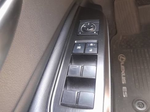 Used 2019 Lexus ES 350 Ultra Luxury w/ Accessory Package FWD image 9