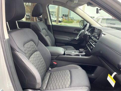 Certified 2025 Nissan Pathfinder SV w/ SV Premium Package FWD image 10