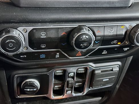 Used 2023 Jeep Wrangler Unlimited w/ Convenience Group image 23