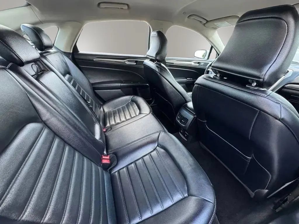 Used 2018 Ford Fusion SE w/ Equipment Group 602A FWD image 12