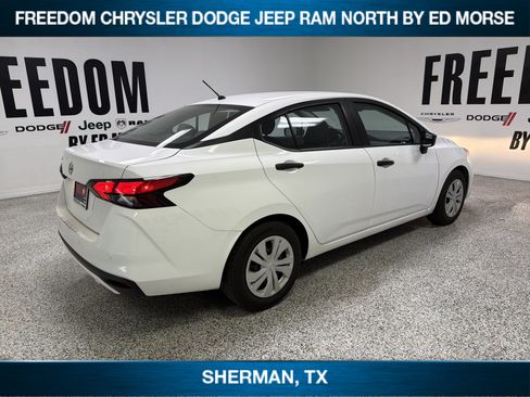 Used 2022 Nissan Versa S FWD image 5