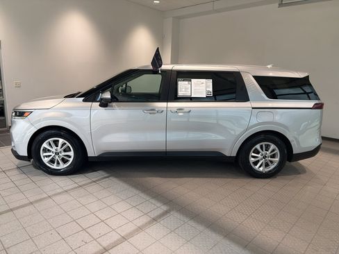 Used 2023 Kia Carnival LX FWD image 2