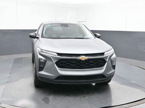 Used 2025 Chevrolet Trax LS image 8
