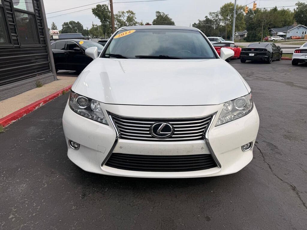 Used 2014 Lexus ES 350 w/ Ultra Luxury Package FWD image 3