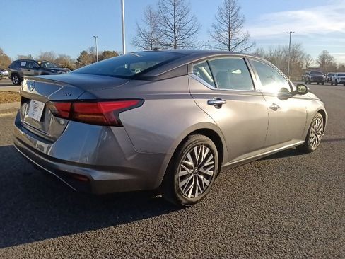 Used 2024 Nissan Altima 2.5 SV image 3