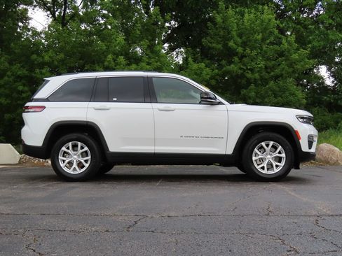 Used 2023 Jeep Grand Cherokee Limited w/ Trailer Tow Prep Group (B) AWD/4WD image 2