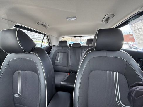 Certified 2023 Hyundai Venue Limited w/ Cargo Package FWD image 29