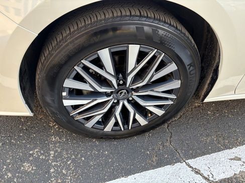 Used 2025 Nissan Altima 2.5 SV image 25