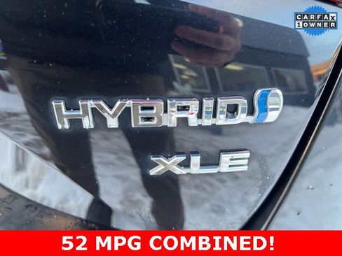 Used 2021 Toyota Prius XLE image 11