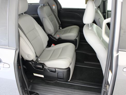 Used 2017 Toyota Sienna Limited Premium FWD image 38