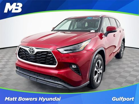 Used 2022 Toyota Highlander XLE image 1