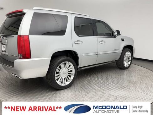 Used 2013 Cadillac Escalade Platinum AWD/4WD image 2