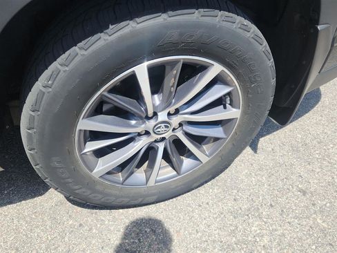 Used 2017 Toyota Highlander XLE w/ Carpet Mat Package AWD/4WD image 8