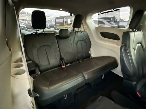 Used 2020 Chrysler Pacifica Touring-L image 30