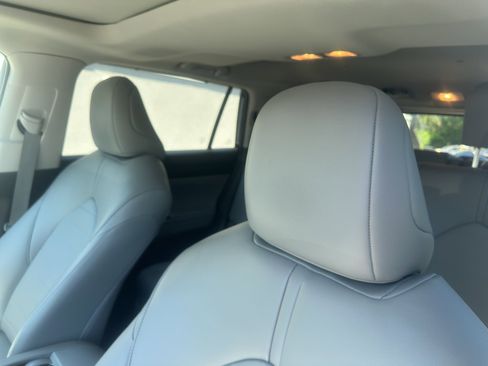Used 2024 Toyota Highlander XLE AWD/4WD image 6