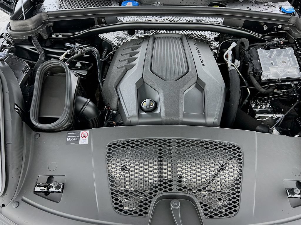 Certified 2026 Porsche Macan AWD/4WD image 32