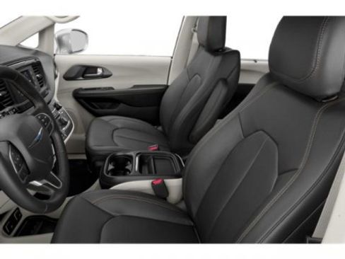 Used 2018 Chrysler Pacifica Touring Plus w/ Tire & Wheel Group FWD image 10