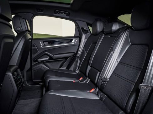 Certified 2025 Porsche Cayenne Coupe AWD/4WD image 17